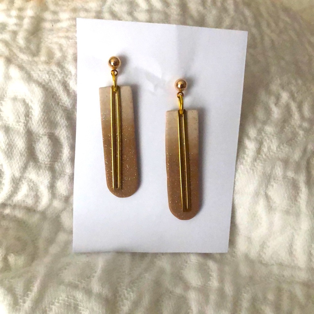 Earrings made of resin, and gold